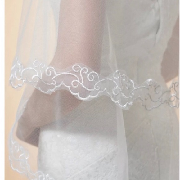 New beautiful chapel length lace edge veil - Picture 4 of 8